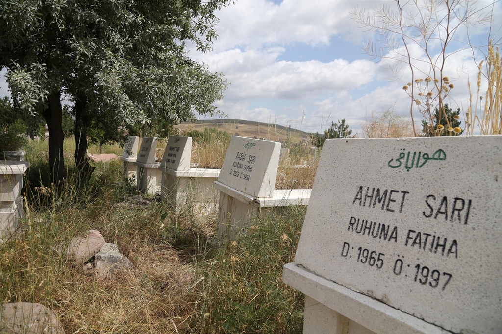Կալֆաթի գերեզմանոցը, Սարի ազգանունով տապանաքարերով: Լուսանկարը՝ Կալֆաթ գյուղի Ֆեսյբուքյան էջից