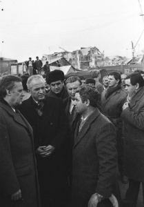 Ձախից աջ` Երկրաշարժի հետևանքների վերացման կառավարական հանձնաժողովի նախագահ, ՍՍՀՄ մինիստրների սովետի նախագահ Նիկոլայ Ռիժկով, ՀԿԿ կոմկուսի առաջին քարտուղար Սուրեն Հարությունյան, ՀԿԿ Սպիտակի շրջկոմի առաջին քարտուղար Նորիկ Մուրադյան: Լուսանկարը՝ «Ֆոտոլուրի»