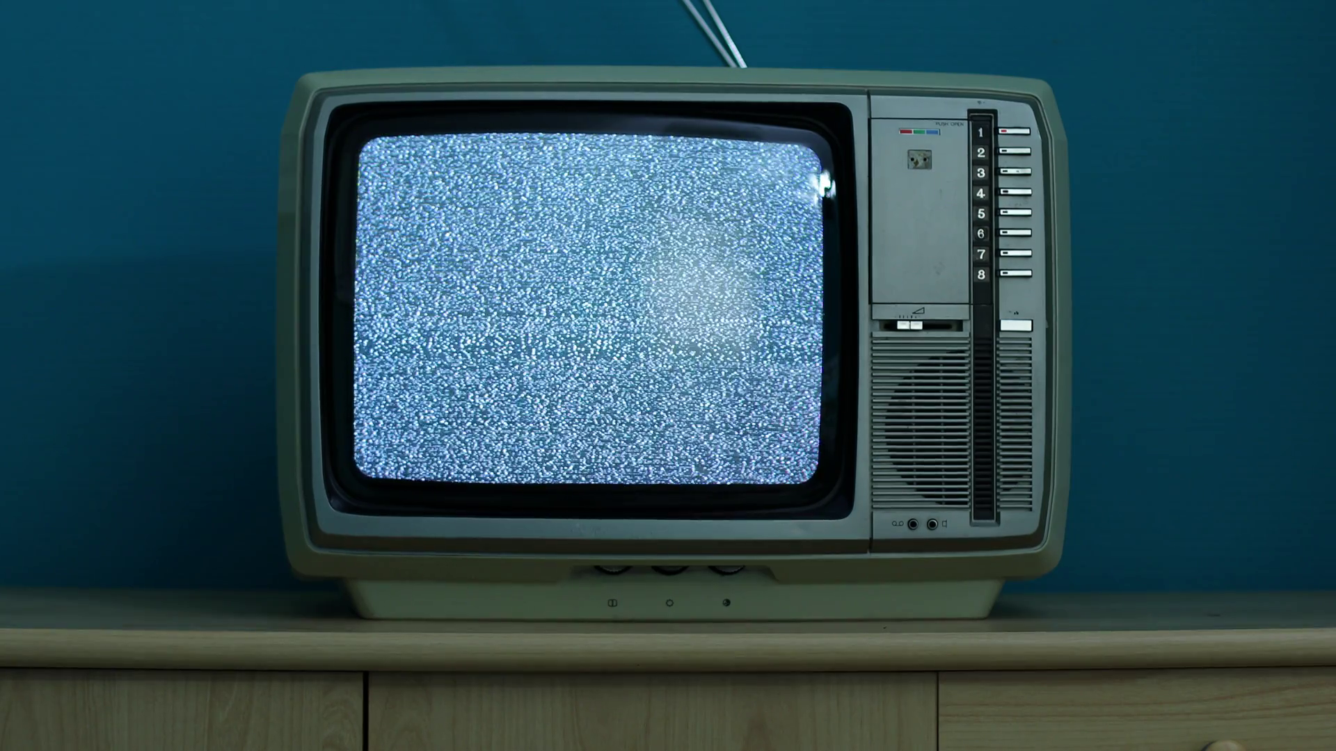 videoblocks-static-noise-on-a-vintage-tv-set-in-a-dim-room_hrzk-wczpe_thumbnail-full01